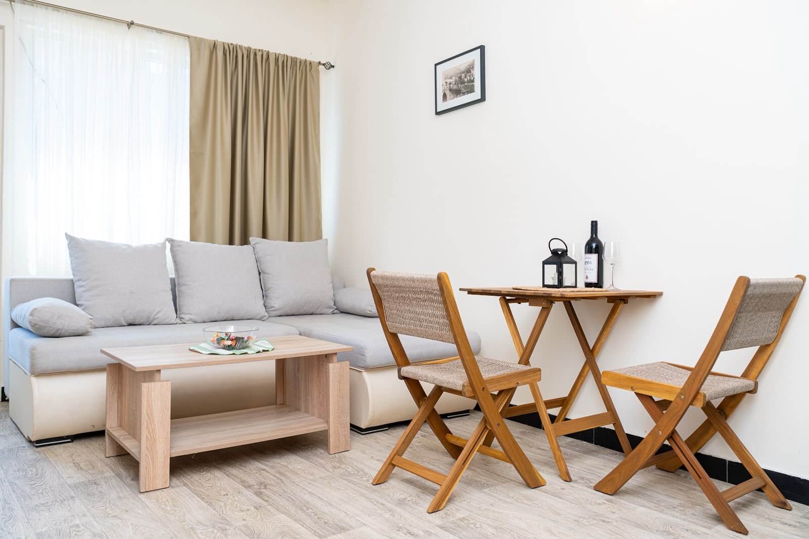 Salón luminoso y acogedor de un apartamento en Rijeka Crnojevića