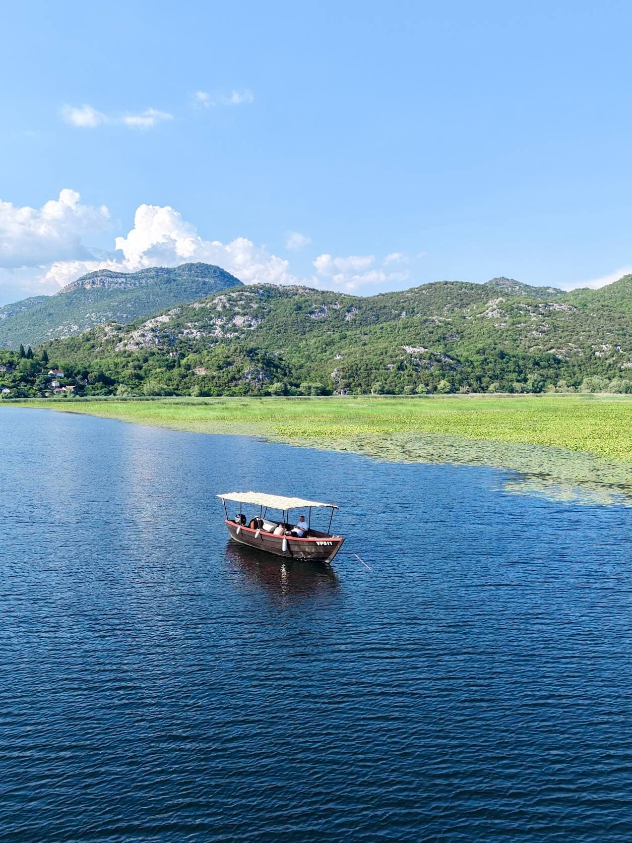 Toma con dron de los sinuosos canales de agua del lago Skadar