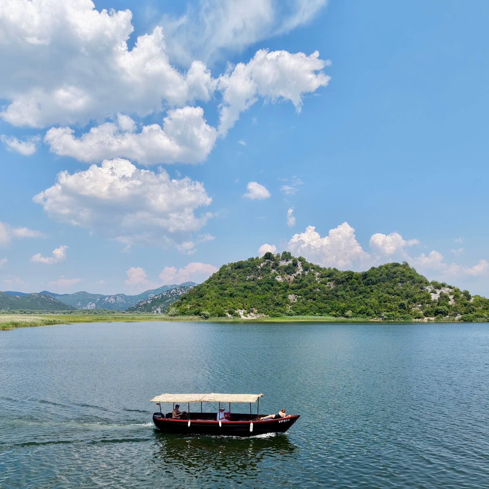 Panorámica aérea de las aguas abiertas y las islas del lago Skadar