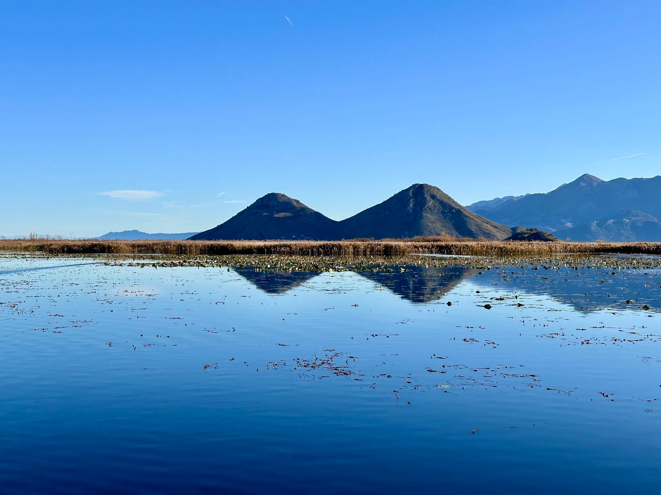 El lago Skadar y sus montañas kársticas junto a Virpazar, Montenegro