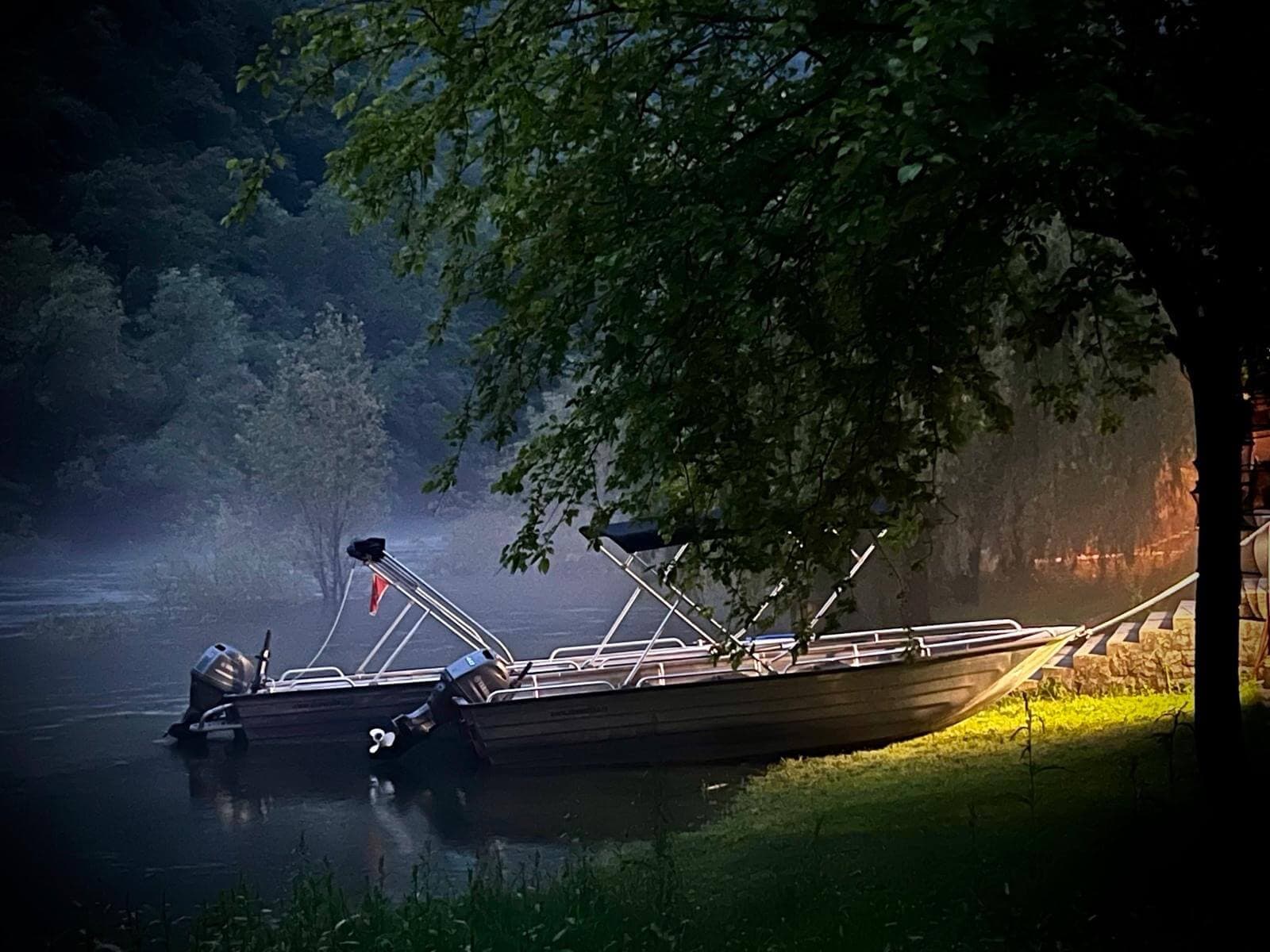 Barco en el lago Skadar con la luz del atardecer, Montenegro
