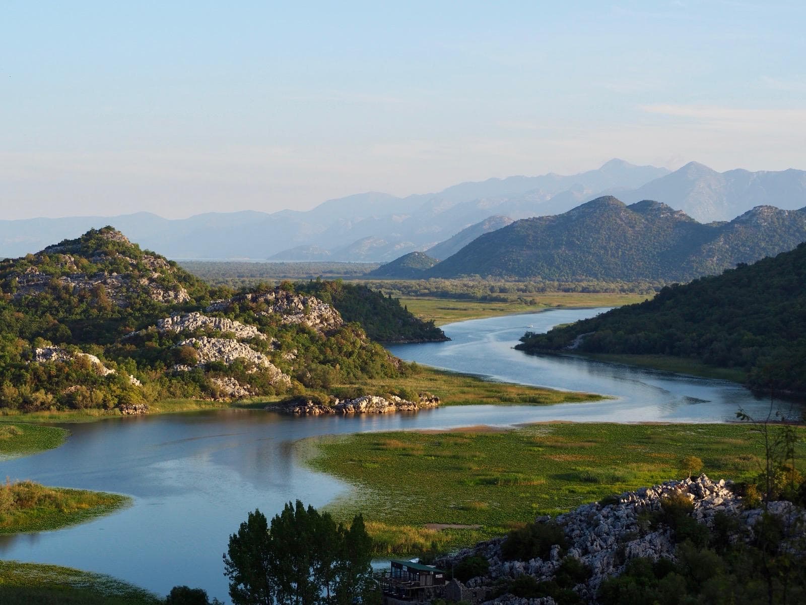 Aguas abiertas e islas del lago Skadar, Montenegro