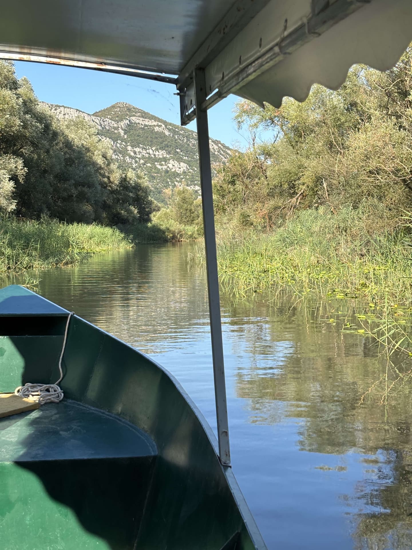 Barco privado en el río Crnojević, en el lago Skadar